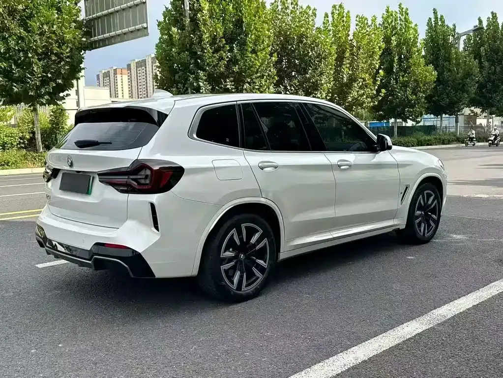 BMW iX3 — фото 8