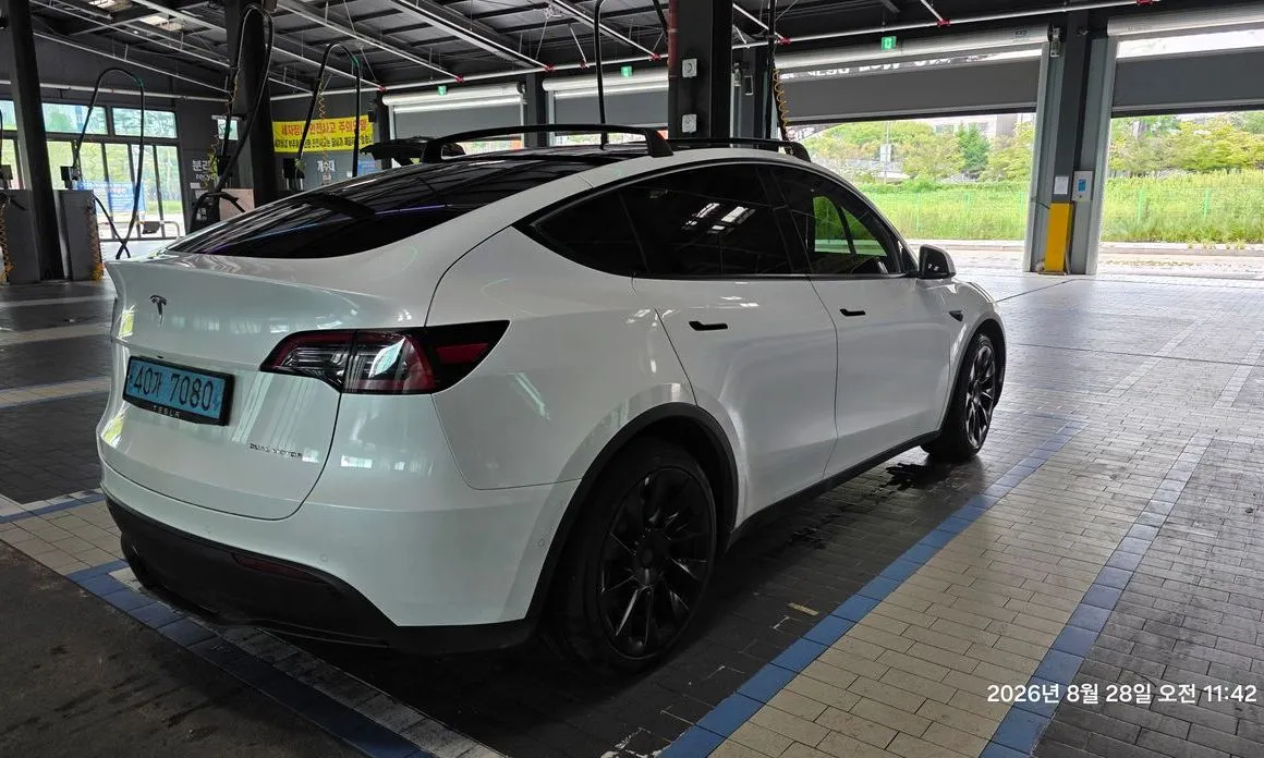 Tesla Model Y — фото 10