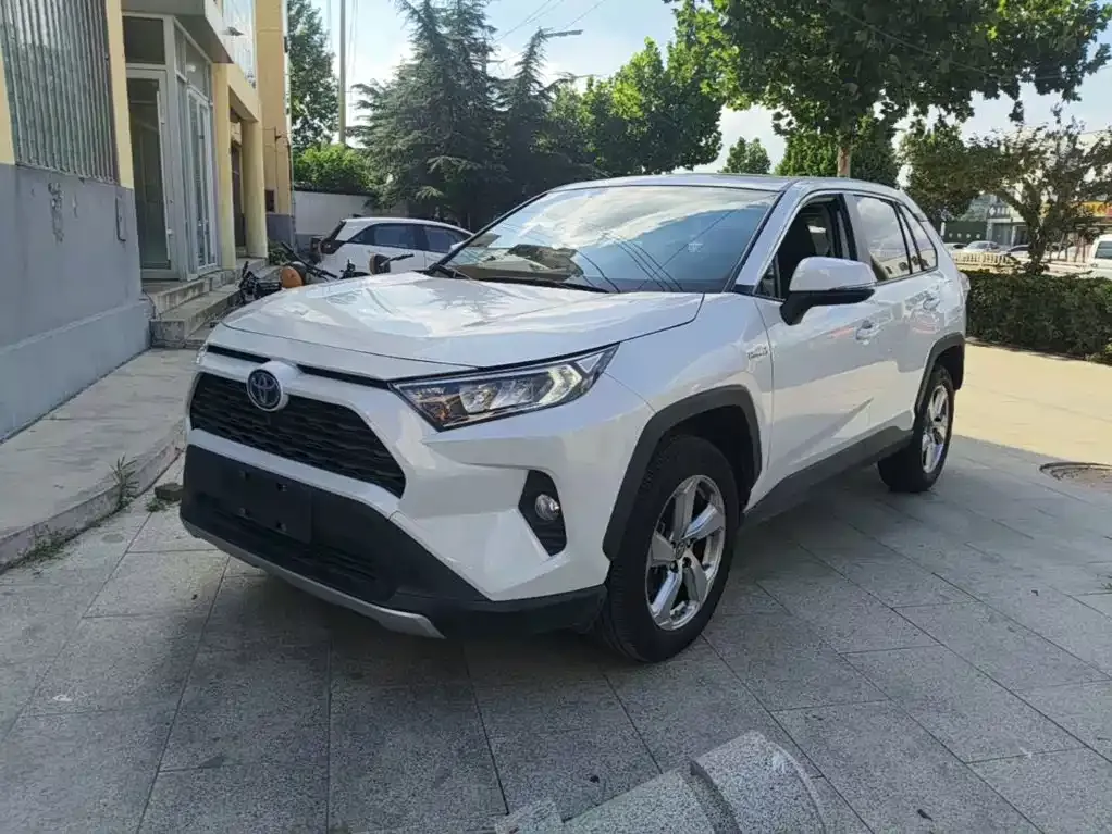 Toyota RAV4 — фото 1