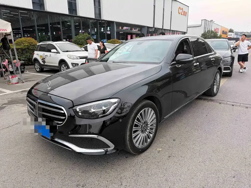 Mercedes-Benz E-Class — фото 1