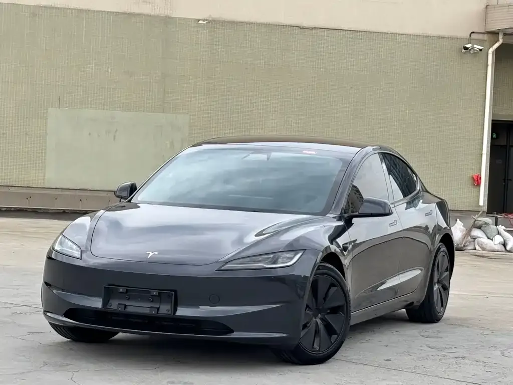 Tesla Model 3 — фото 1