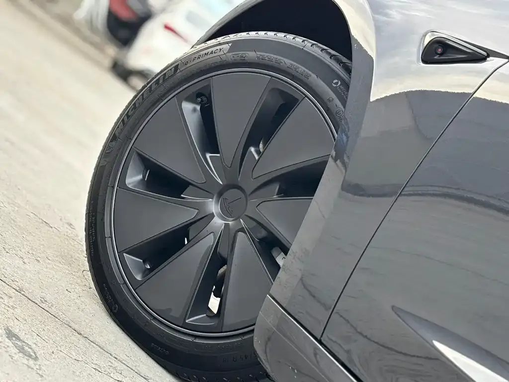 Tesla Model 3 — фото 9