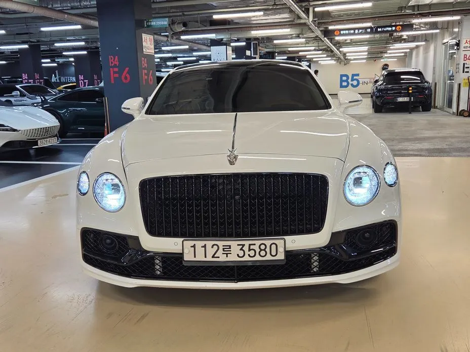 Bentley Flying Spur — фото 1