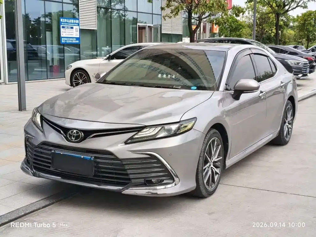 Toyota Camry — фото 1