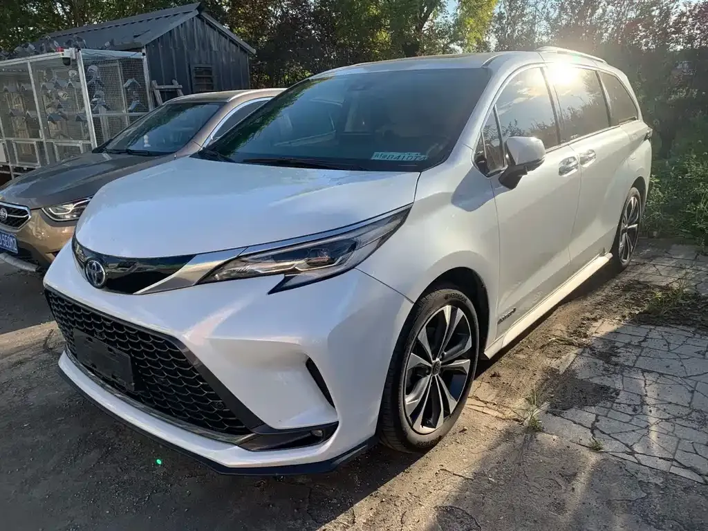 Toyota Granvia — фото 1