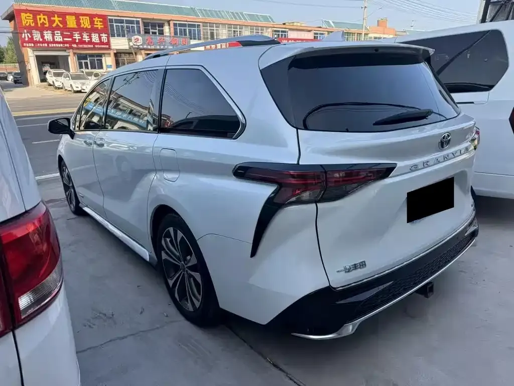 Toyota Granvia — фото 3