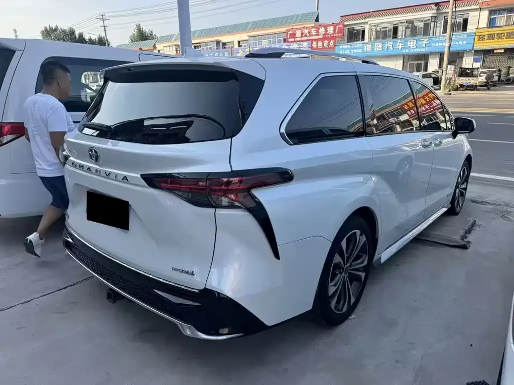 Toyota Granvia — фото 2