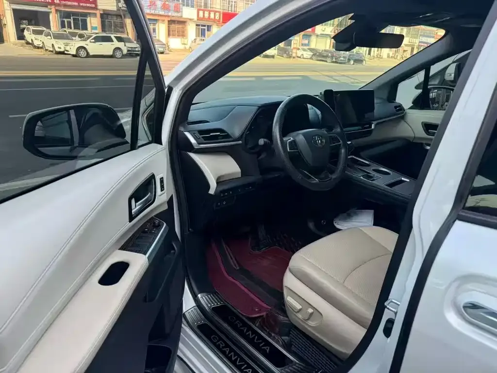 Toyota Granvia — фото 5