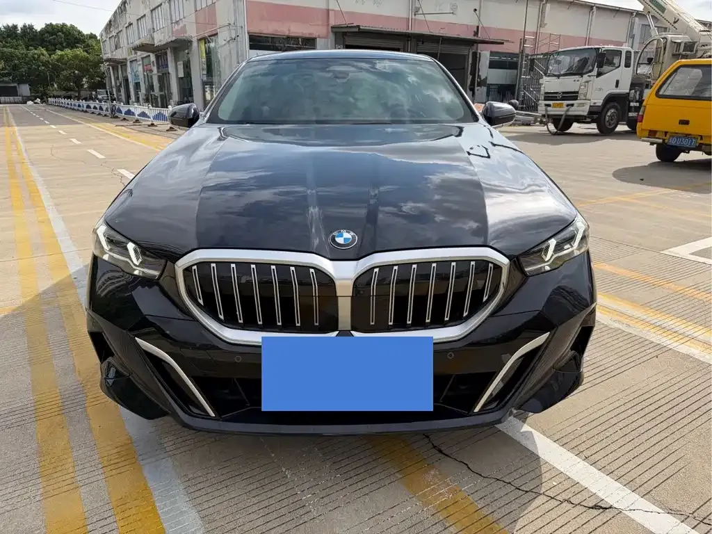 BMW 5 Series — фото 1