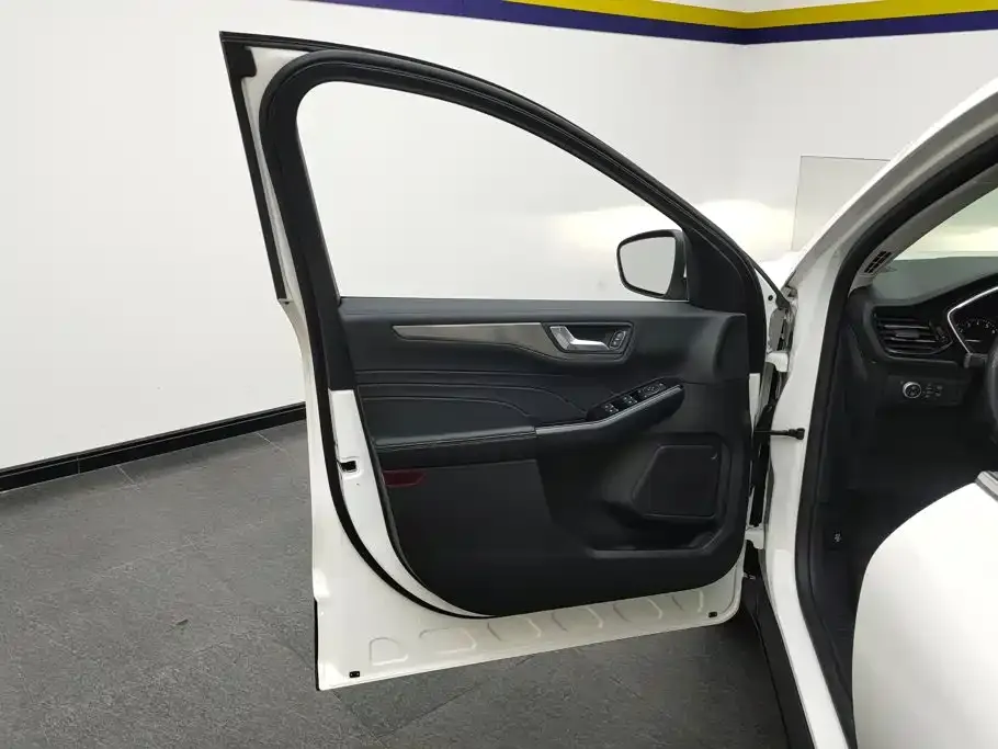 Ford Escape — фото 7
