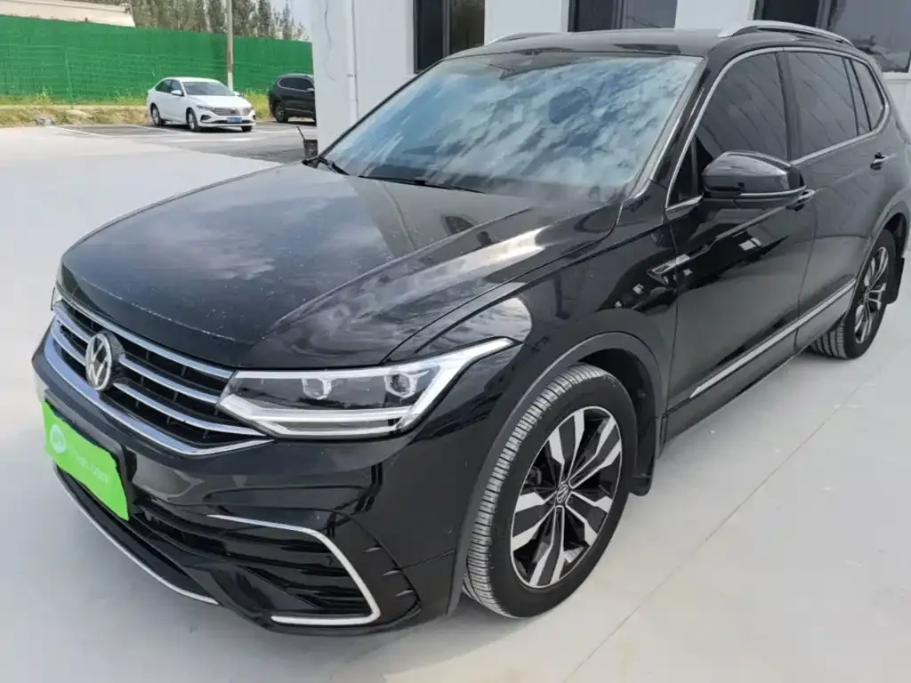 Volkswagen Tiguan L — фото 1