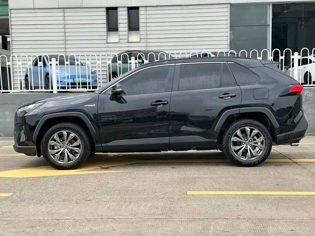 Toyota RAV4 — фото 10