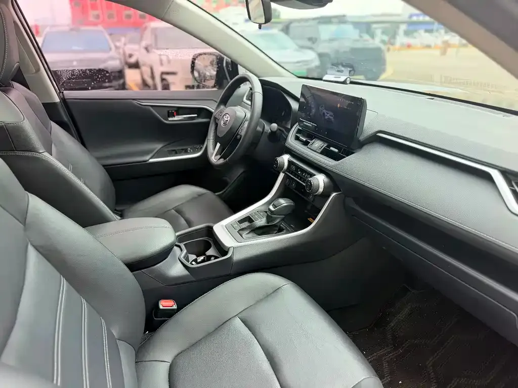 Toyota RAV4 — фото 5