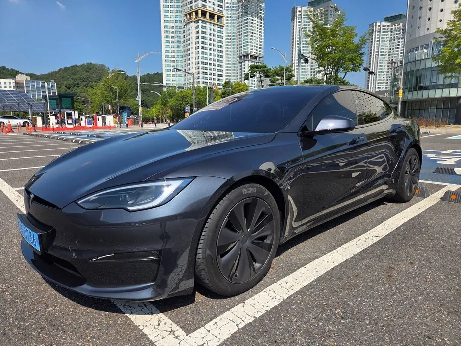 Tesla Model S — фото 1