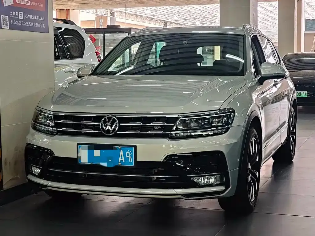 Volkswagen Tiguan L — фото 1