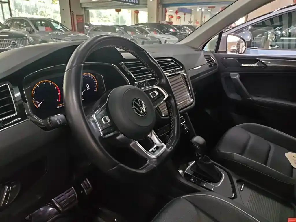 Volkswagen Tiguan L — фото 3
