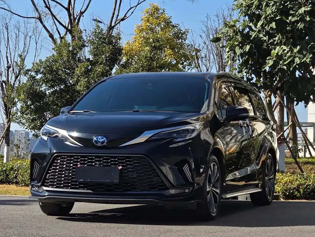 Toyota Granvia — фото 1