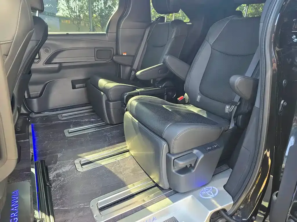 Toyota Granvia — фото 3