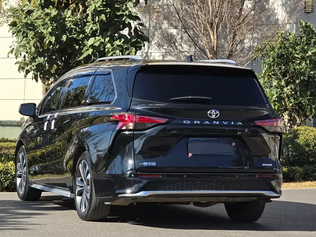 Toyota Granvia — фото 10