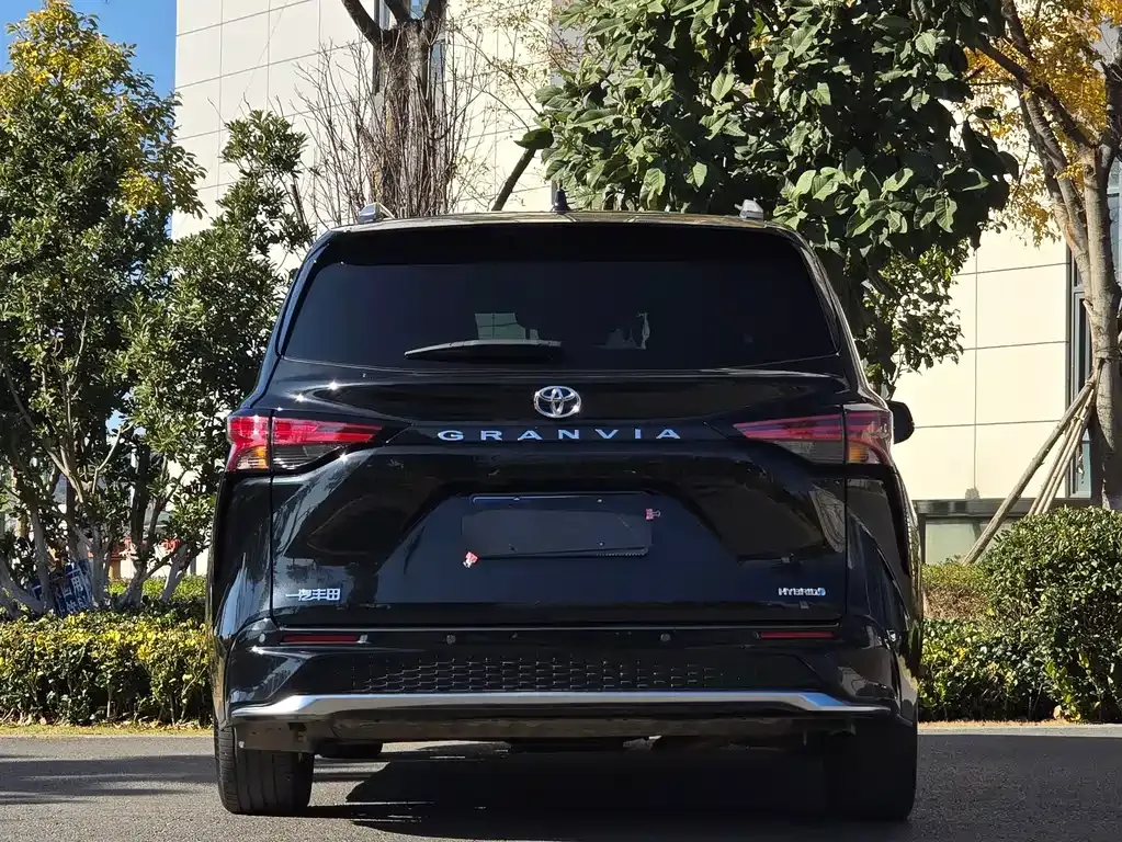 Toyota Granvia — фото 4