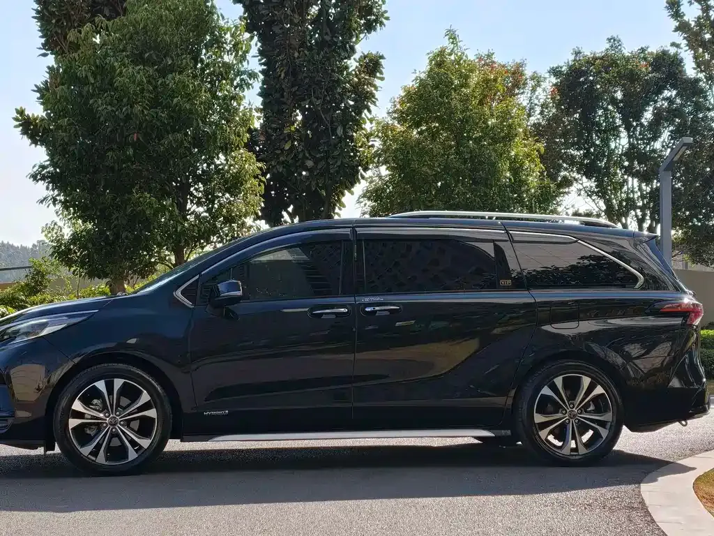 Toyota Granvia — фото 8