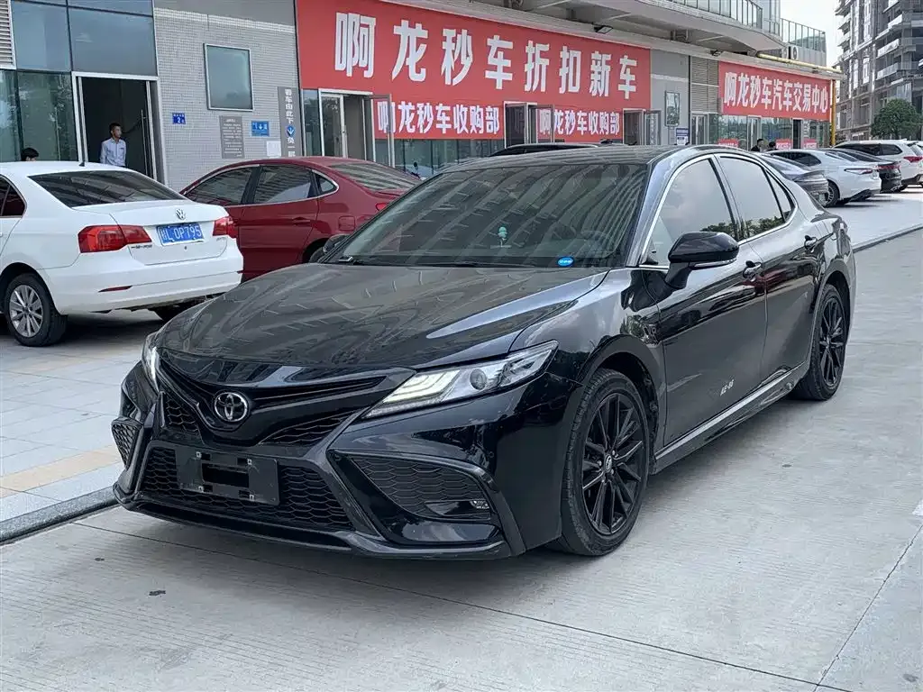 Toyota Camry — фото 1
