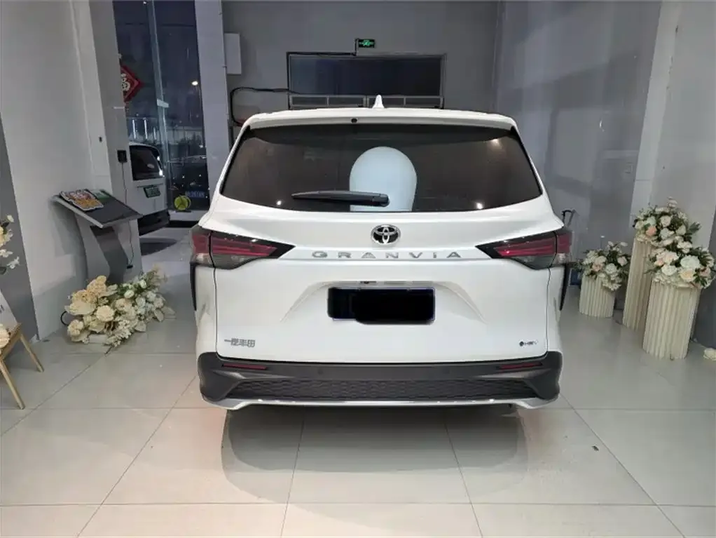 Toyota Granvia — фото 10