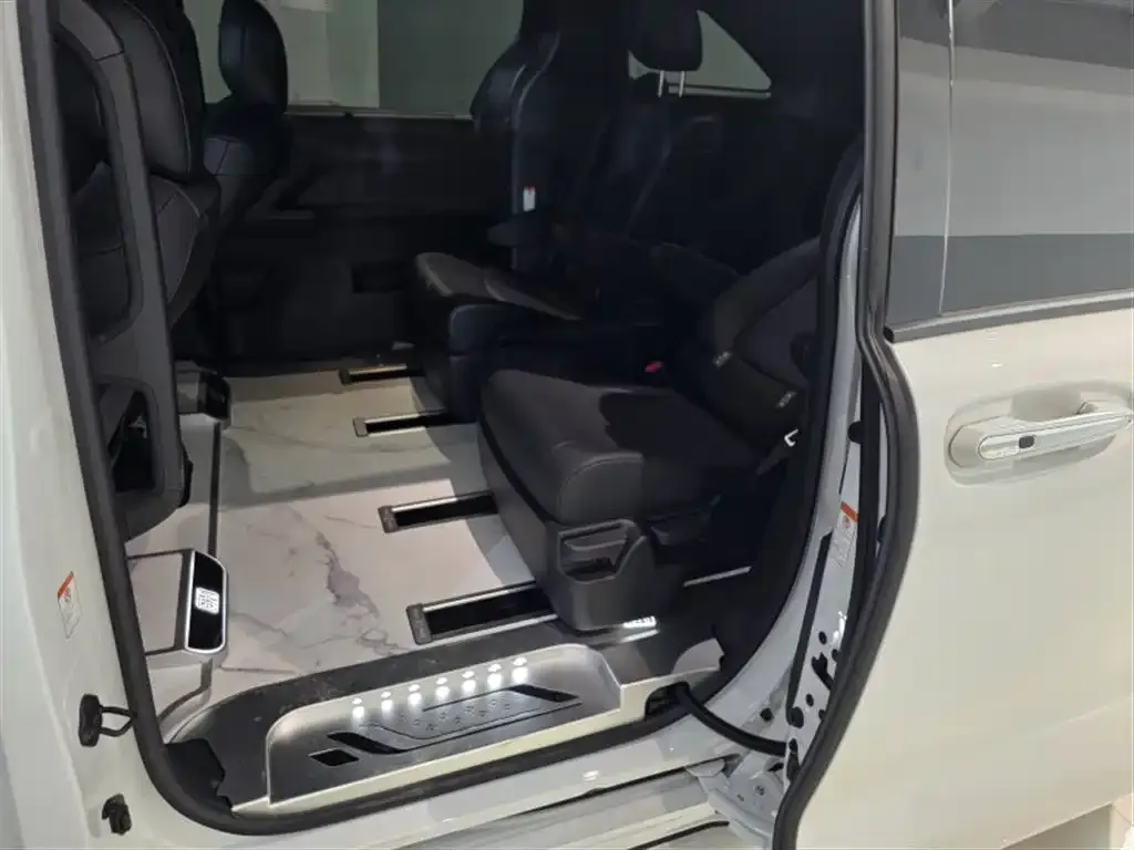 Toyota Granvia — фото 6