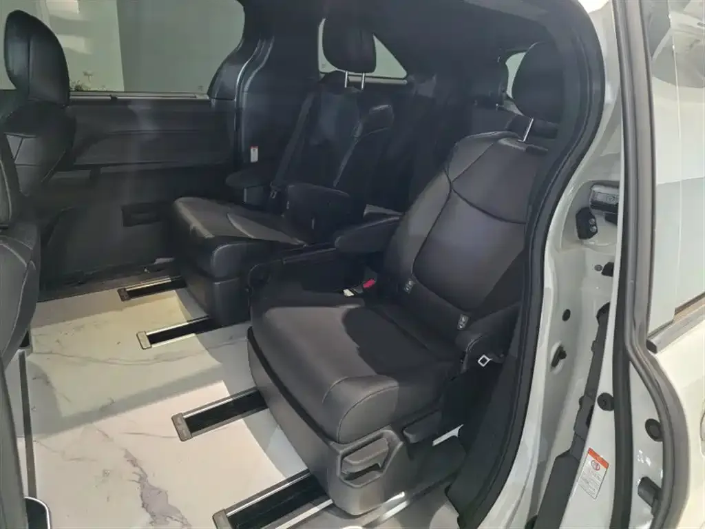 Toyota Granvia — фото 3