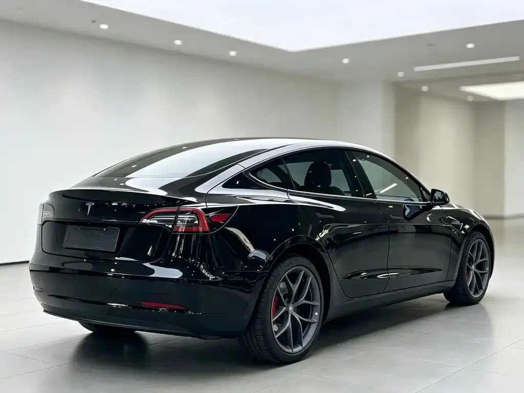 Tesla Model 3 — фото 8