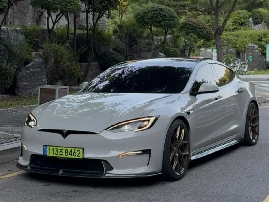 Tesla Model S — фото 1