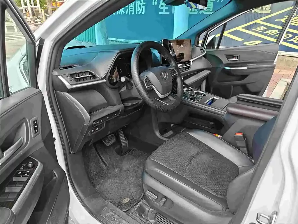 Toyota Granvia — фото 10