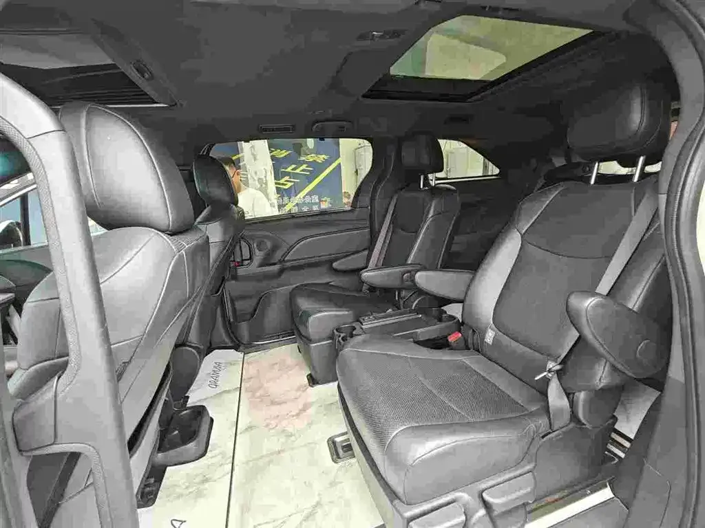 Toyota Granvia — фото 4