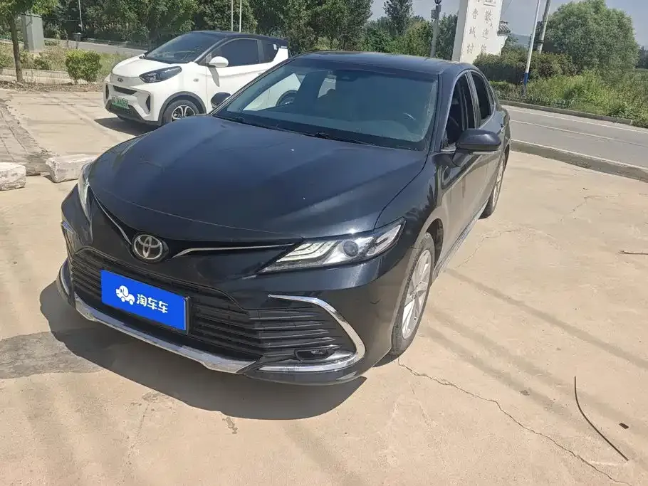 Toyota Camry — фото 1