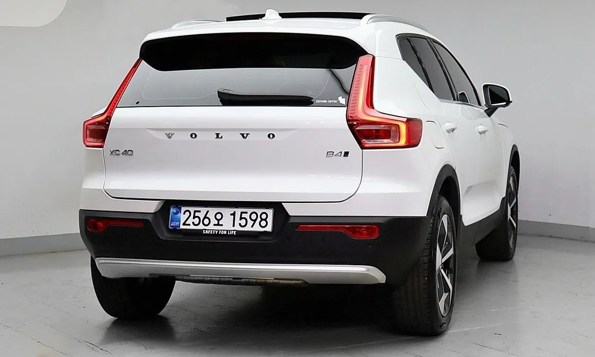 Volvo XC40 — фото 8