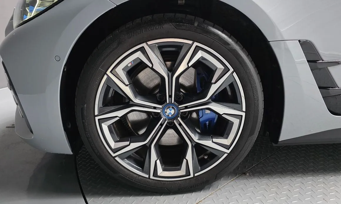 BMW i4 — фото 7