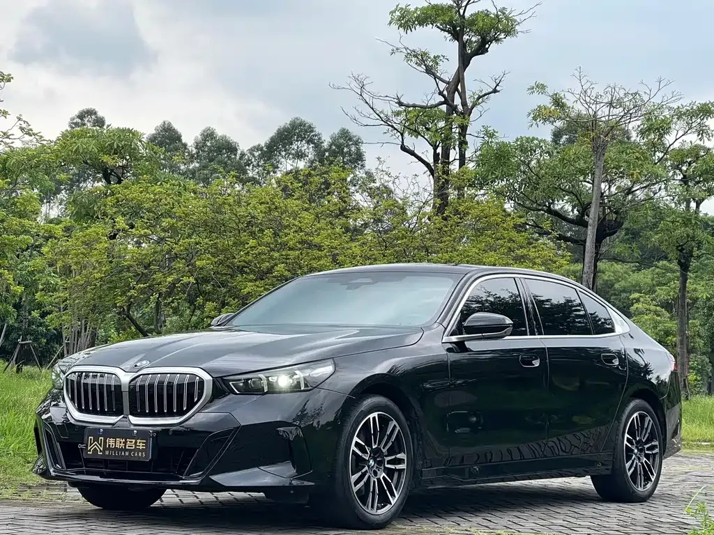 BMW 5 Series — фото 1