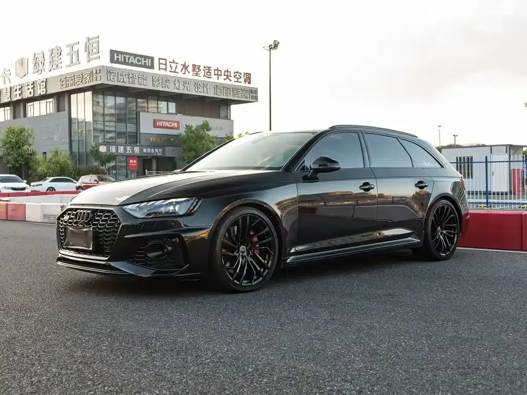 Audi RS 4 — фото 1