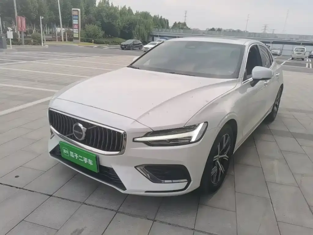Volvo S60 — фото 1