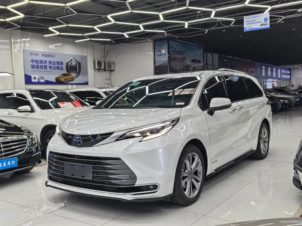 Toyota Sienna — фото 1