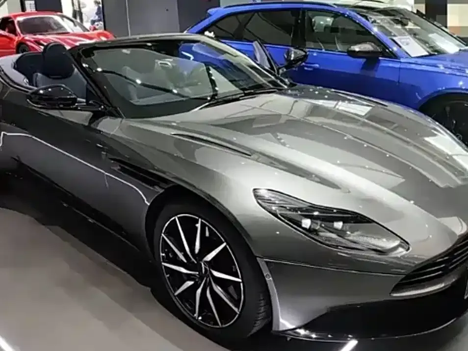 Aston Martin DB11 — фото 9
