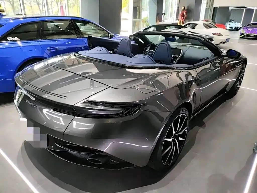 Aston Martin DB11 — фото 10