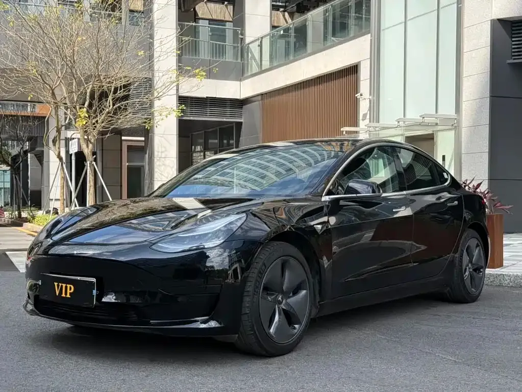 Tesla Model 3 — фото 1