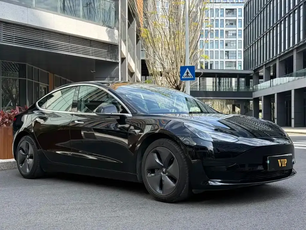 Tesla Model 3 — фото 10