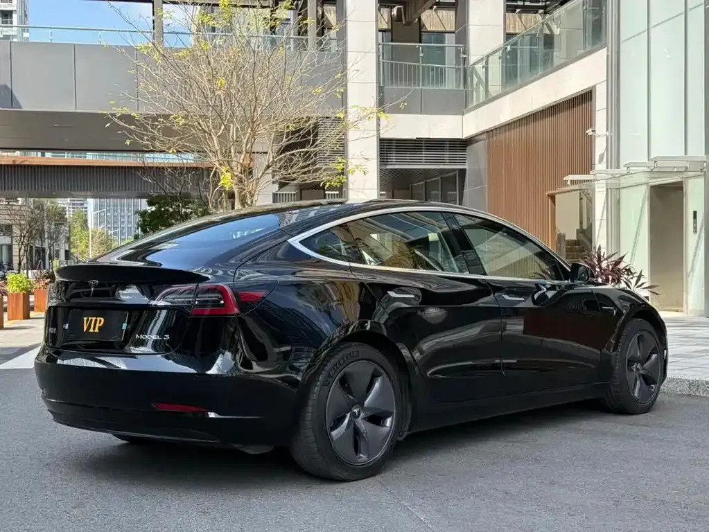 Tesla Model 3 — фото 8
