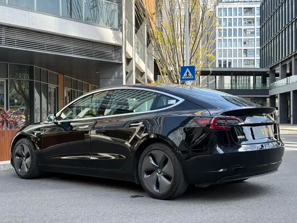 Tesla Model 3 — фото 6