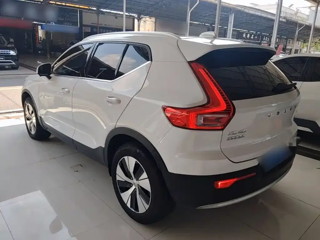 Volvo XC40 — фото 8