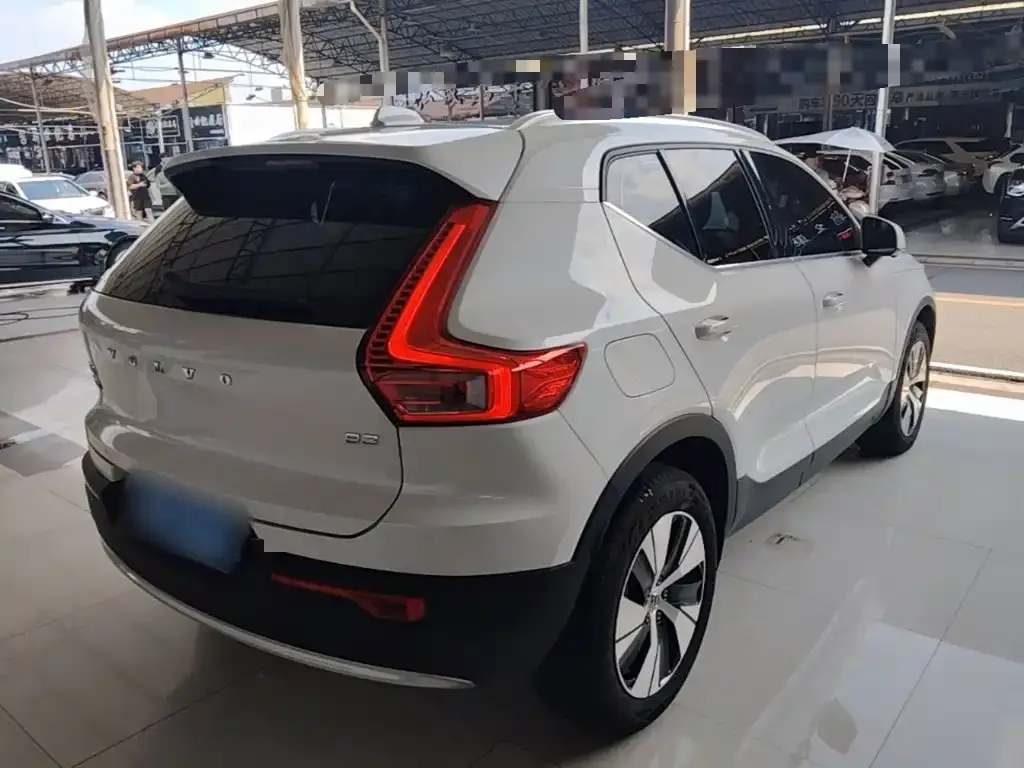 Volvo XC40 — фото 10