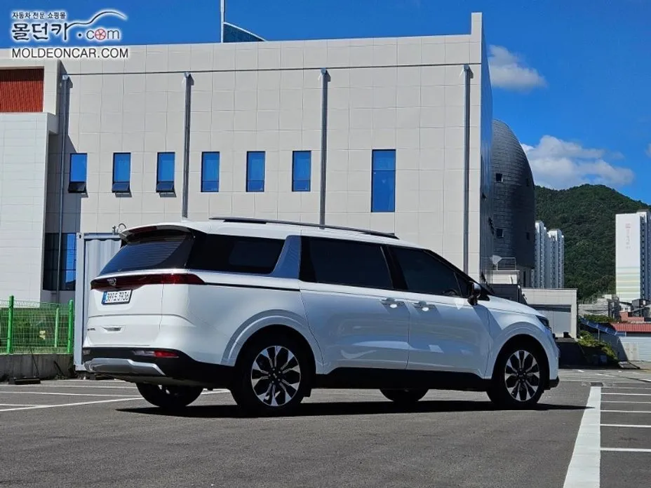 Kia Carnival — фото 10