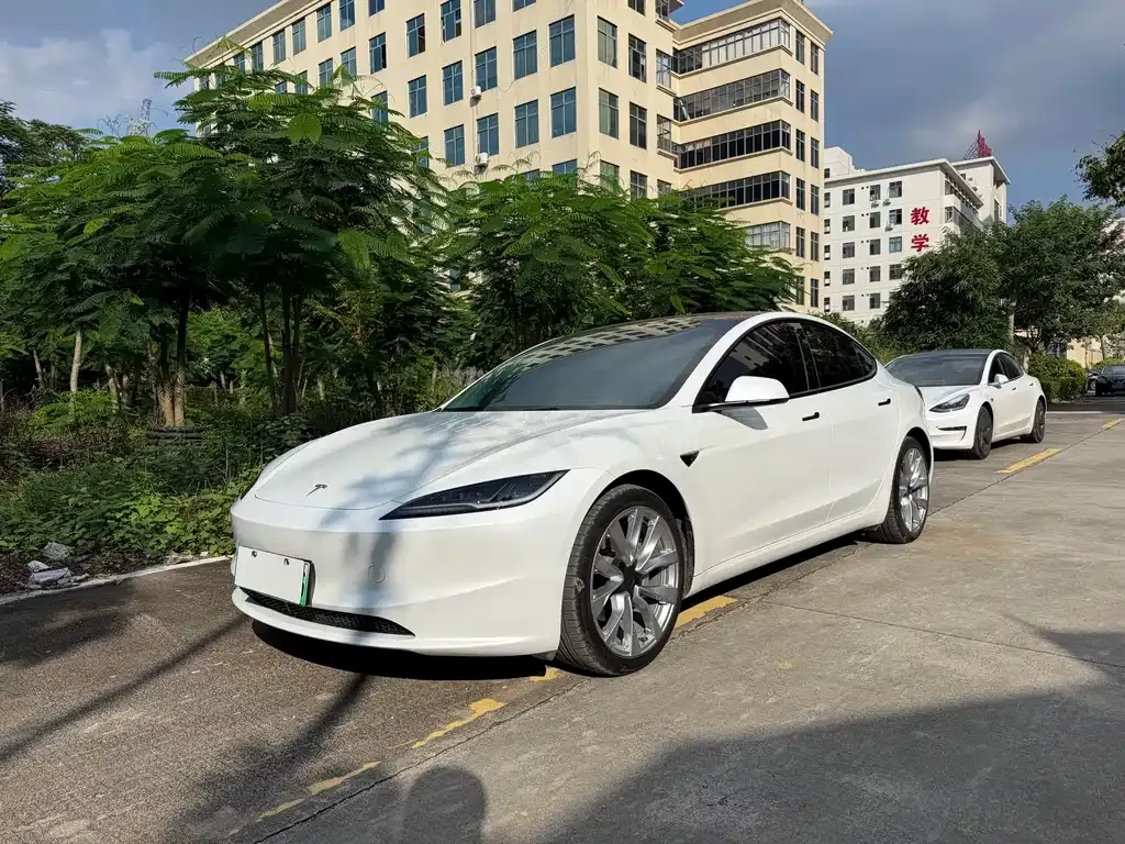 Tesla Model 3 — фото 1